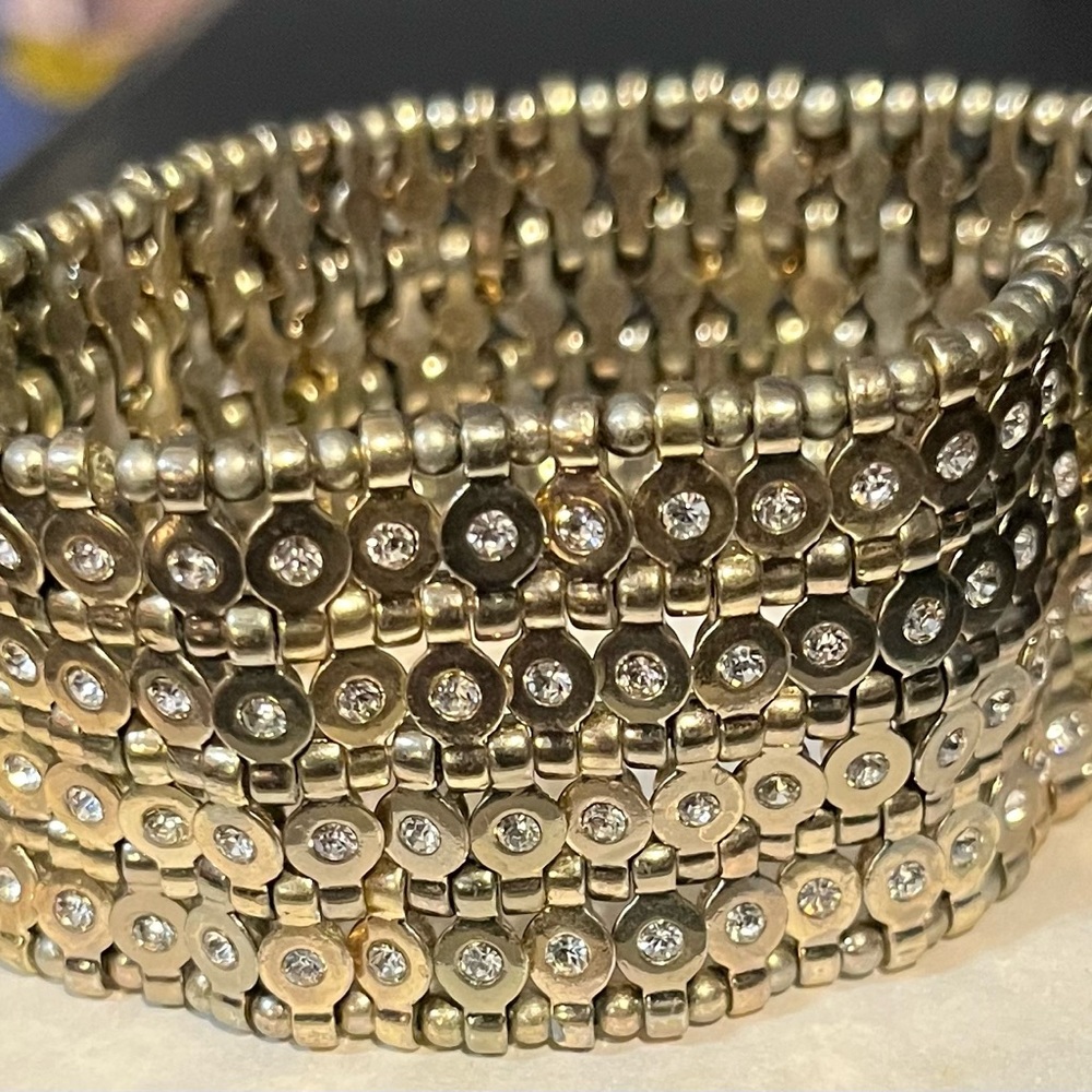 Gold bracelet w/diamond accents